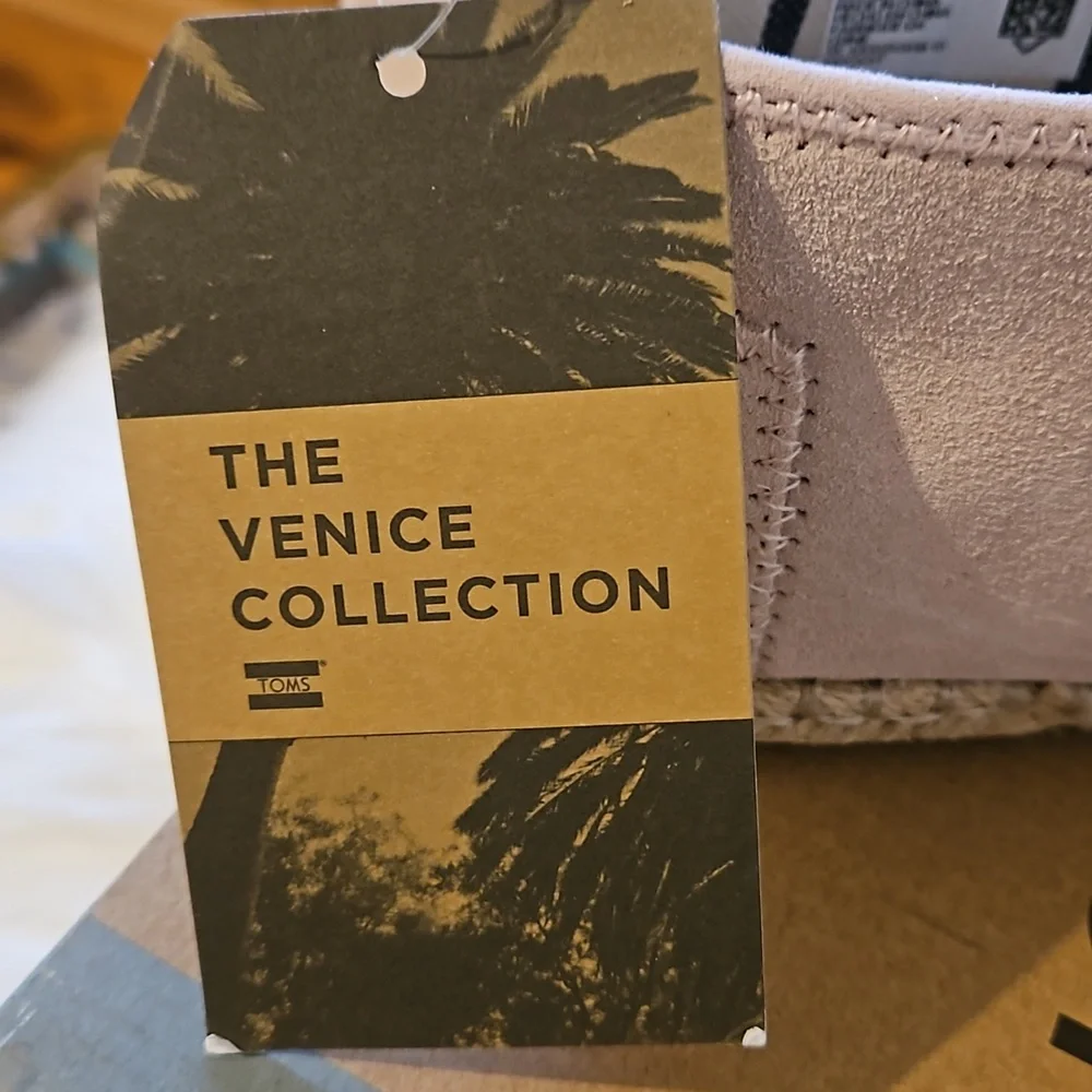 TOMS Floral Embroidery Suede Booties NWT - Picture 6 of 9